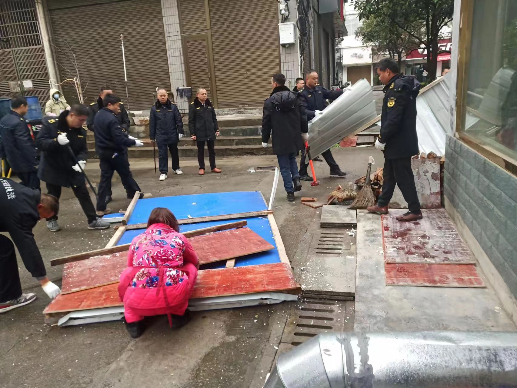 中方县中方镇：开展乱搭乱建专项整治行动