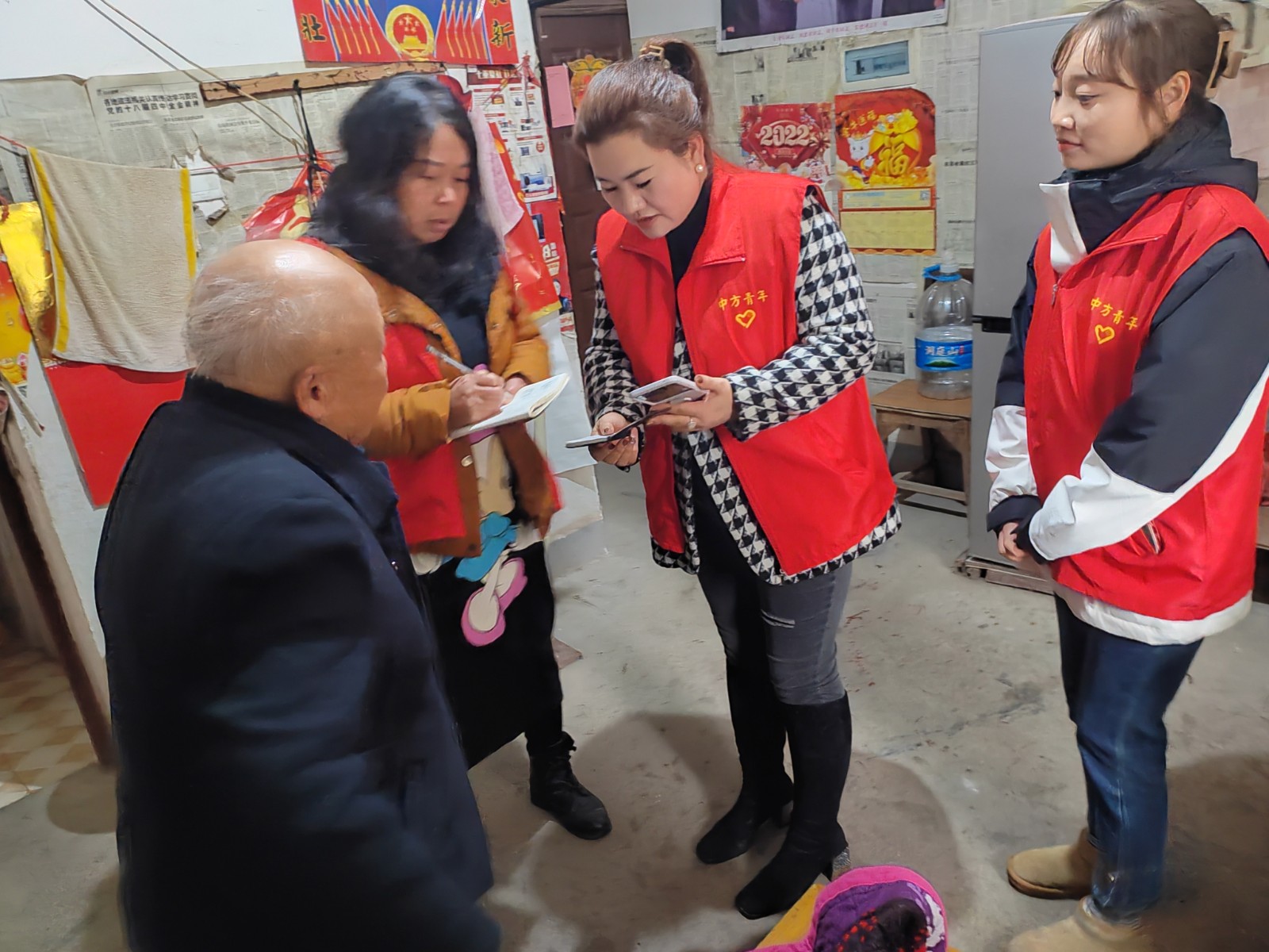 中方县中方镇莉坪社区开展“关爱老人，你我同行”敲门行动