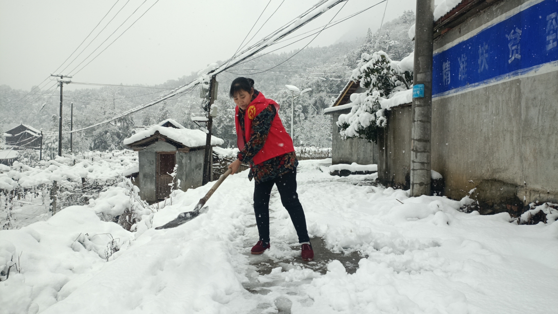 中方县花桥镇：巾帼为先锋 扫雪暖人心