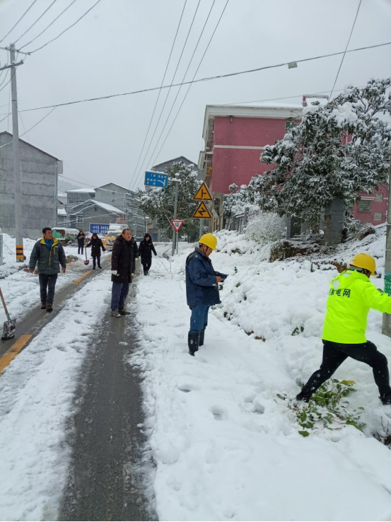 中方县接龙镇积极应对低温雨雪冰冻天气