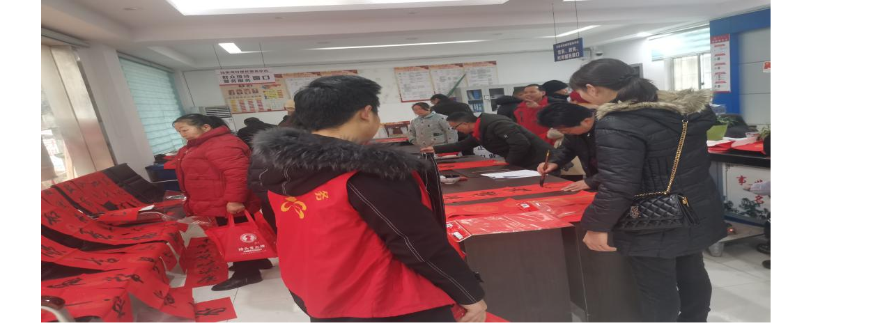 中方县中方镇城南社区：翰墨飘香写春联，喜气洋洋迎新年