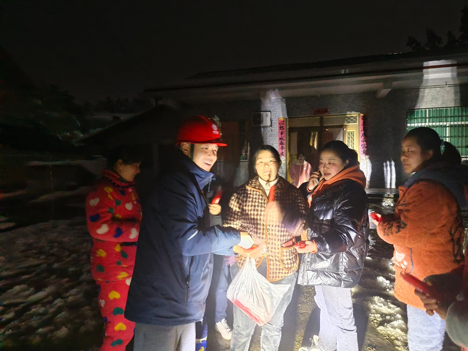 国网中方县供电公司：雪夜走访暖人心