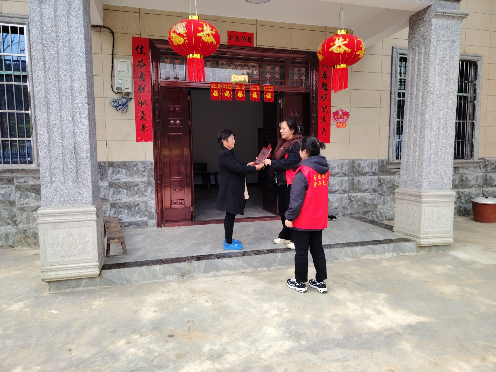 中方县接龙镇开展“三八”妇女节走访慰问暨“利剑护蕾”活动