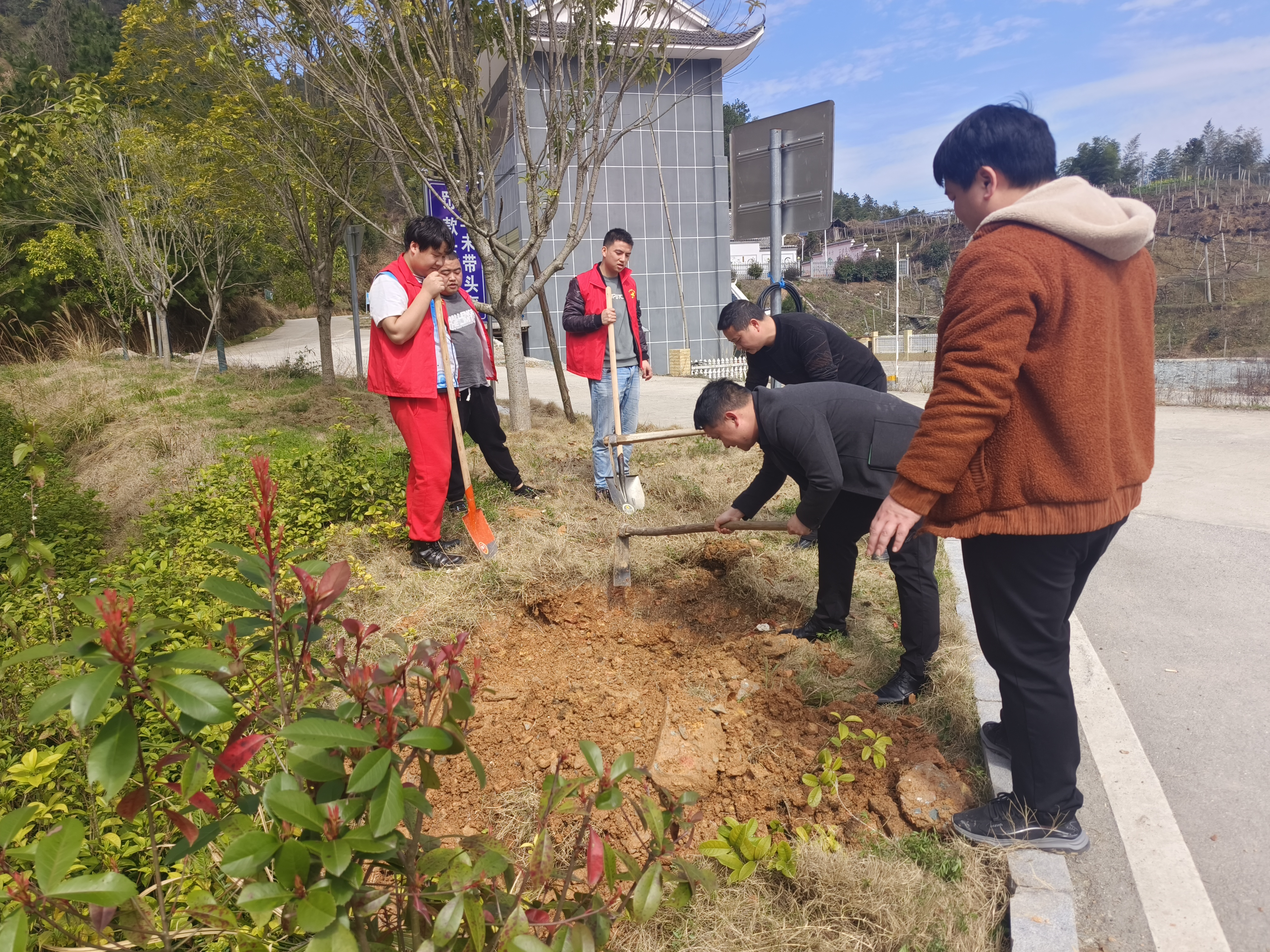 全面落实林长制！中方县蒿吉坪瑶族乡开展义务植树活动