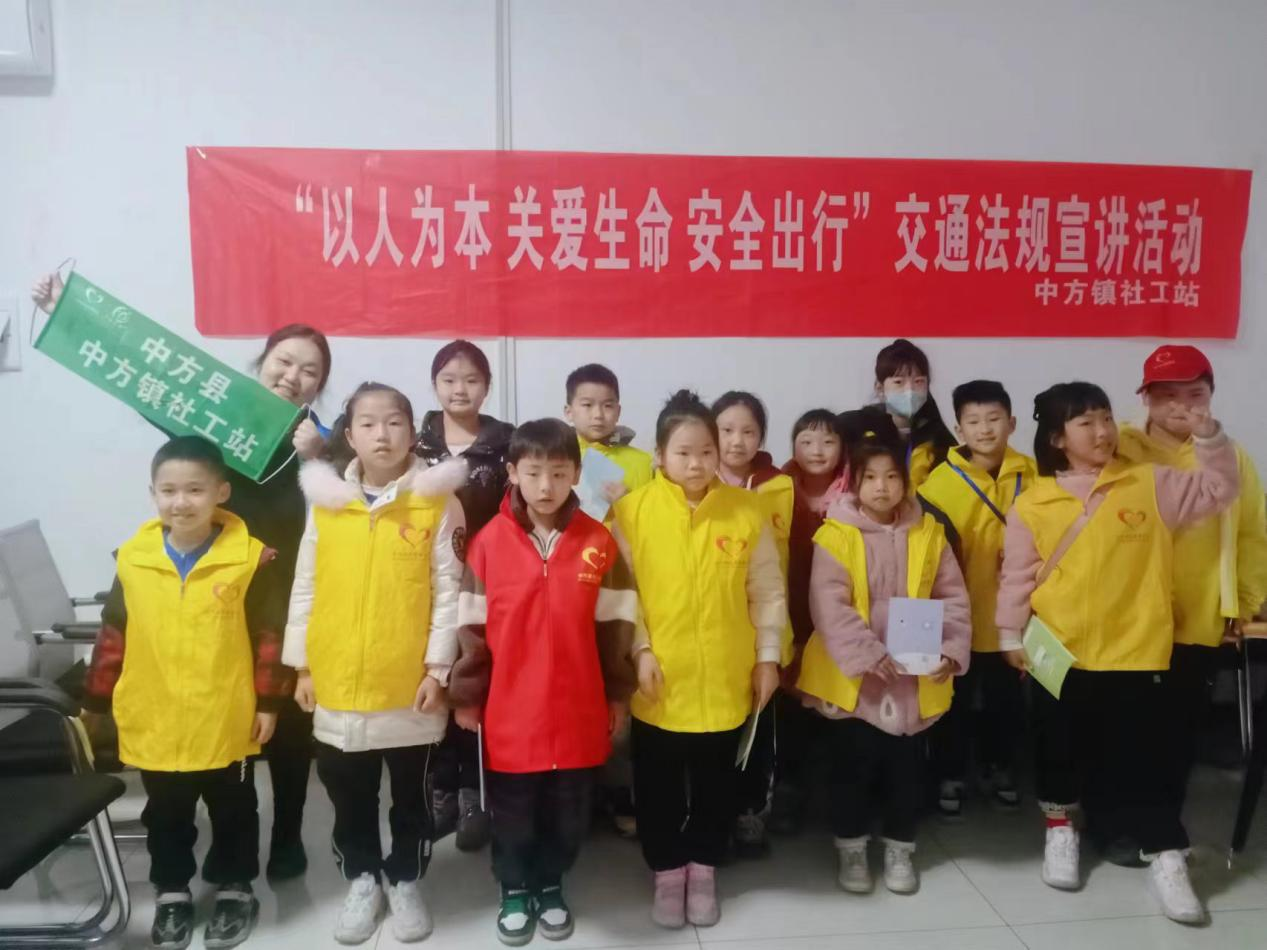 中方县中方镇社工站：开展“以人为本 关爱生命 安全出行” 交通安全宣讲活动