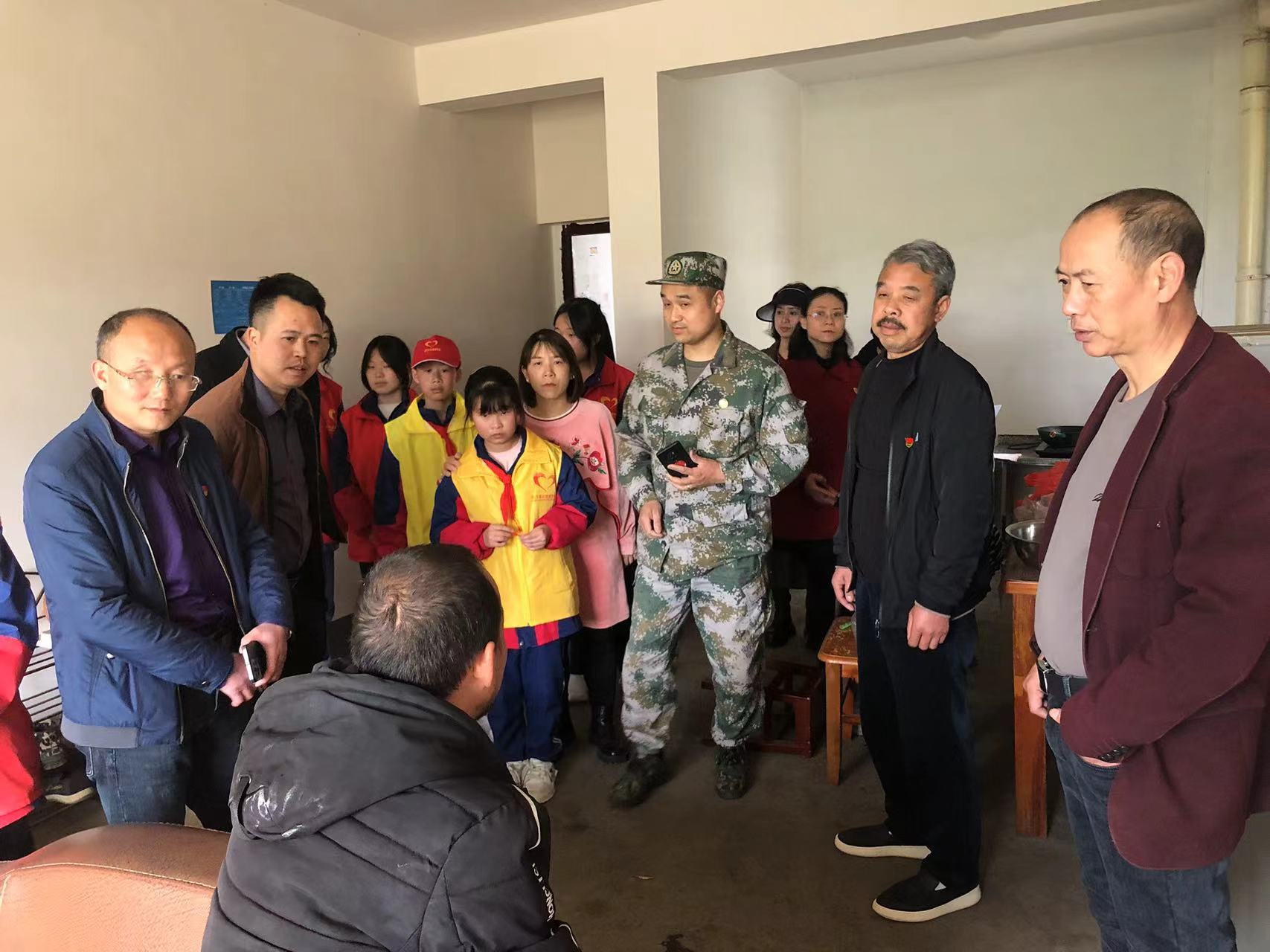 中方县中方镇同乐社区：开展“学雷锋月”青春行动
