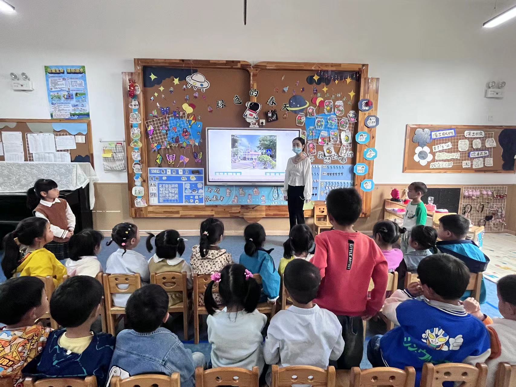 亚洲欧美精品国产一区县第一幼儿园开展交通安全主题活动