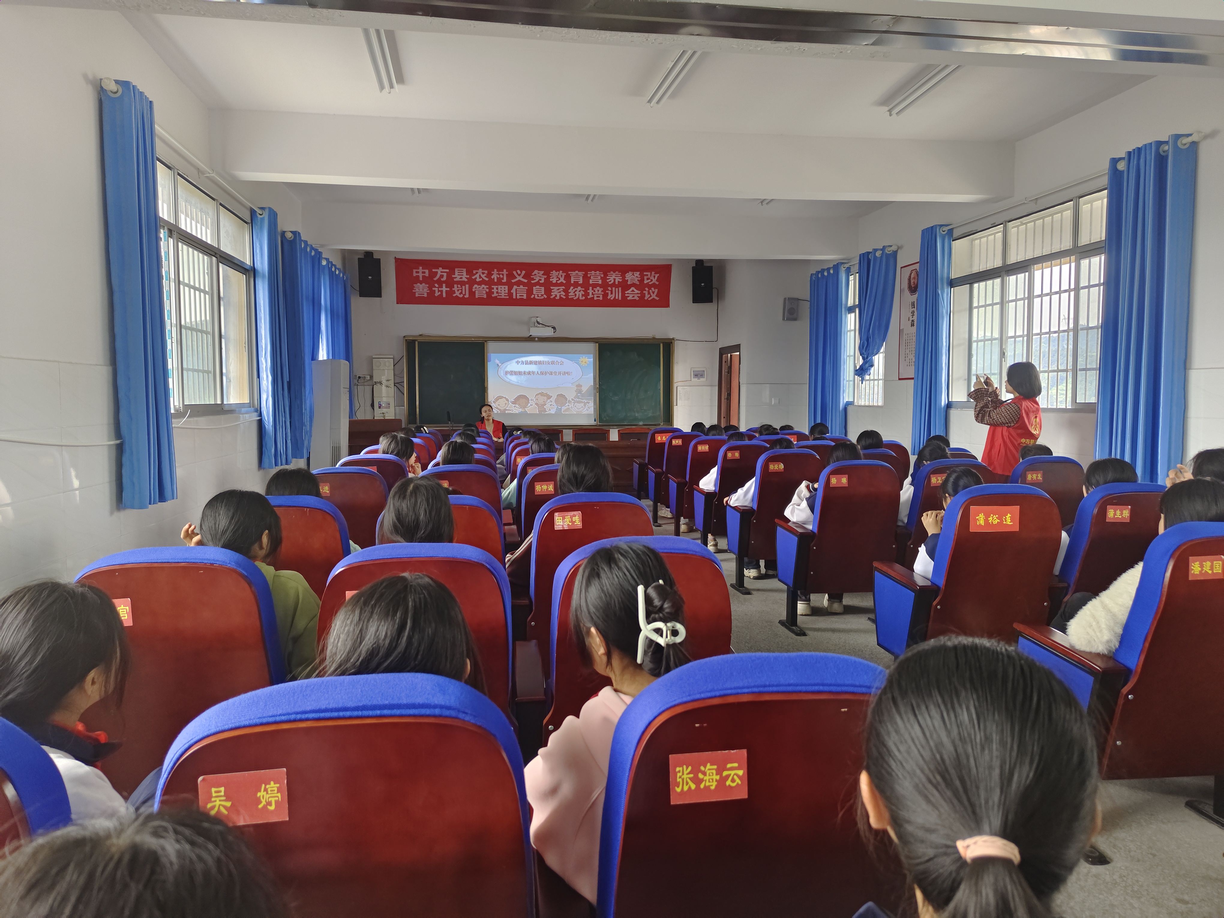 中方县新建镇妇联：开展“护蕾姐姐未成年人保护课堂进校园”活动