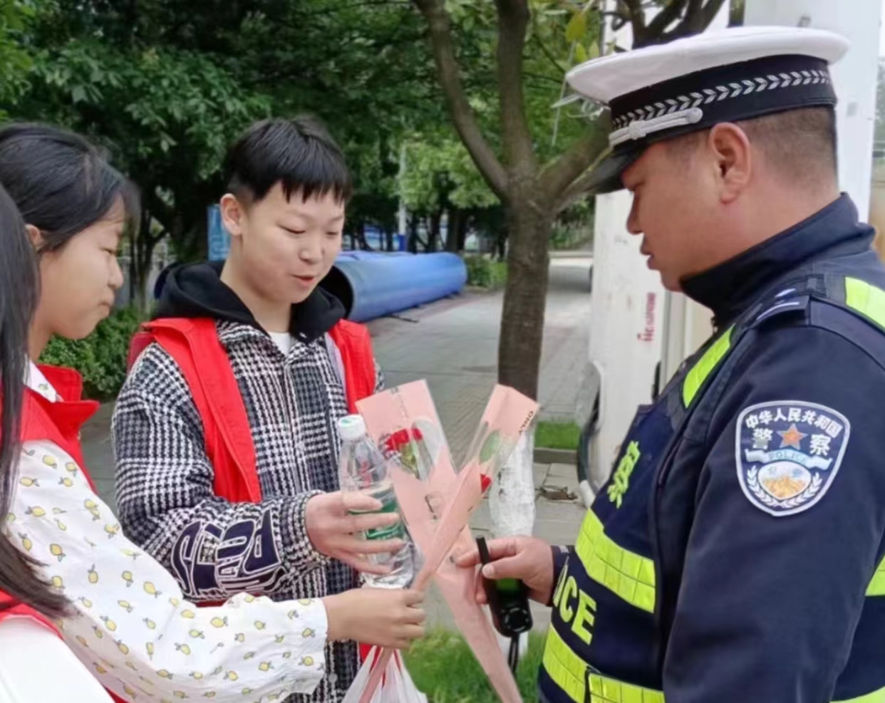 中方县雷锋青少年的“五一”劳动节
