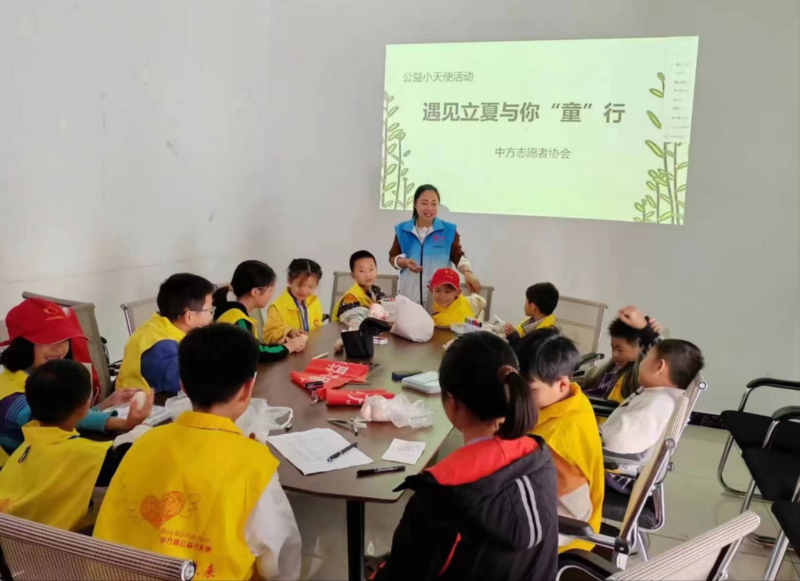 中方县志愿者协会开展“五一”假期社区服务