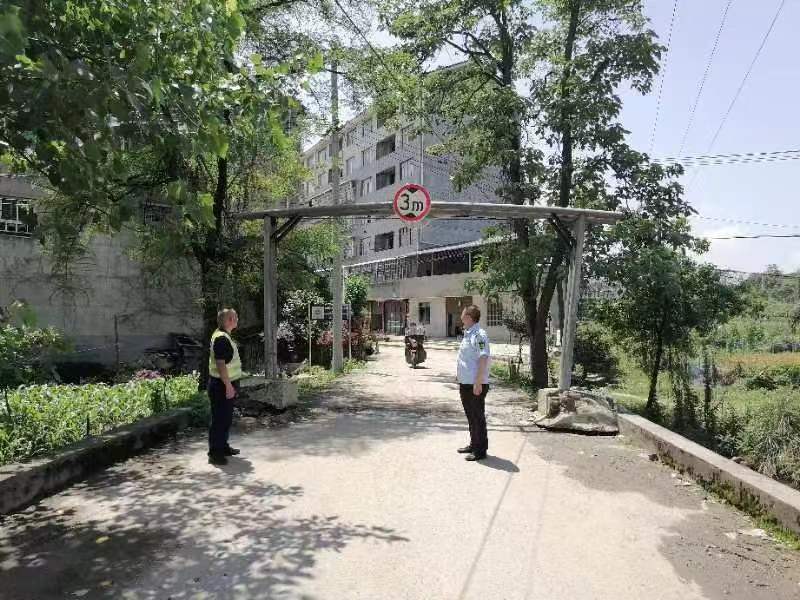 中方县泸阳镇：增设道路交通警示牌 提升群众安全出行幸福感
