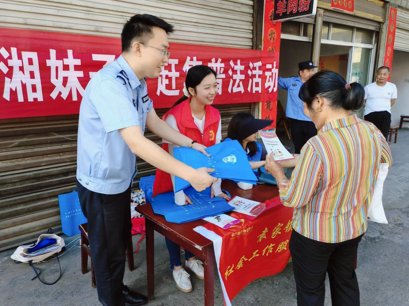 中方县袁家镇：“湘妹子”普法忙，展现巾帼“她”力量
