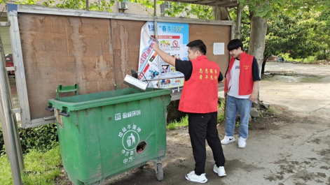 中方县泸阳镇火车站社区团支部开展环境卫生清扫活动