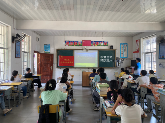 中方县接龙镇社工站：开展“珍爱生命、预防溺水”宣传活动