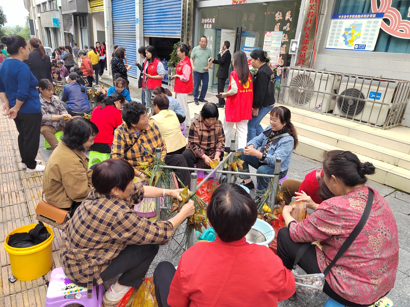 中方镇芙蓉社区：开展“粽情端午  欢聚一堂”——巧手包粽大PK活动