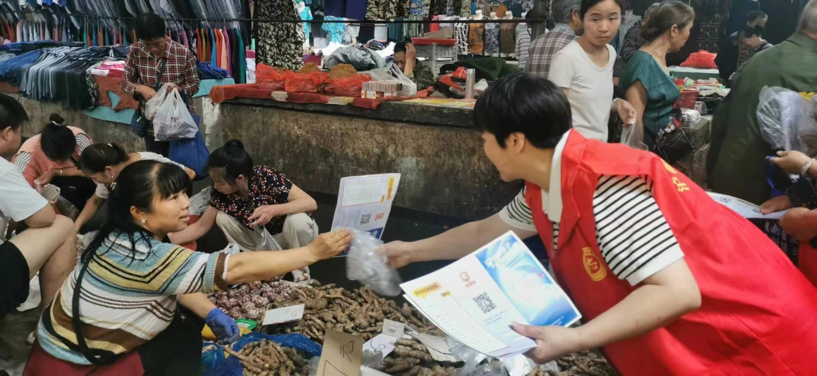 防范非法集资月 中方县泸阳镇进集市开展防范非法集资宣传