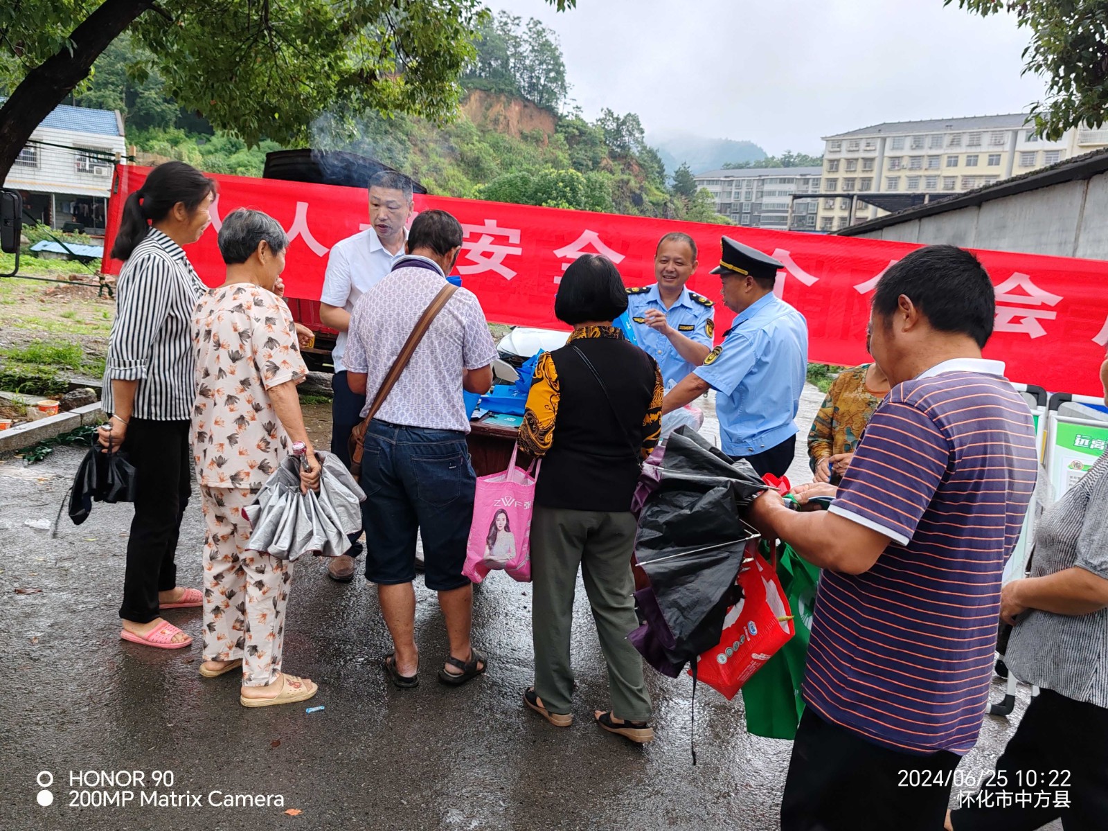 中方县中方镇：开展“安全宣传咨询日”活动 优化营商环境