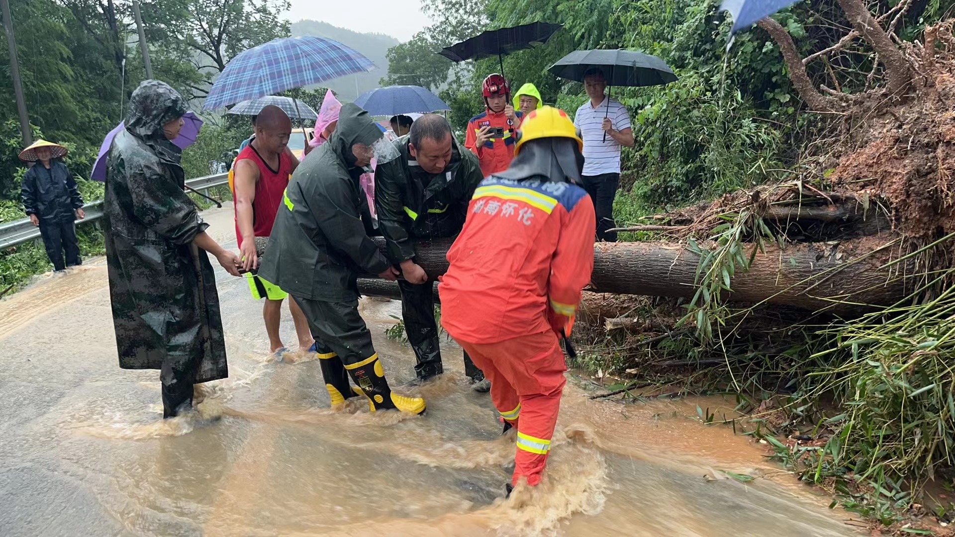 “汛”线直击｜中方县袁家镇：迅速处置险情 保障公路畅通