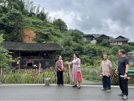 “汛”线直击|中方县接龙镇：及时转移  一家两口成功避险