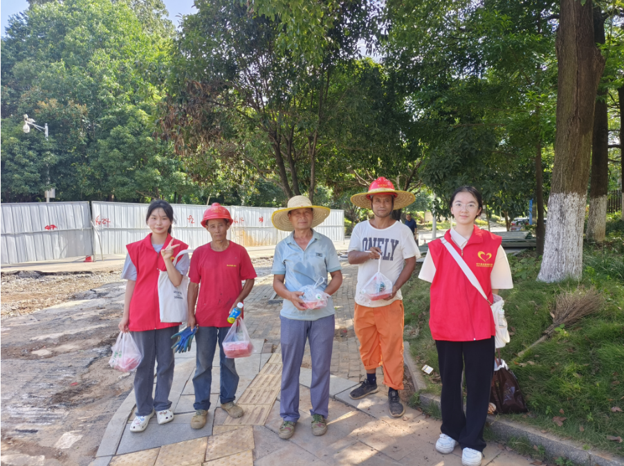 中方县雷锋青少年爱心出击，酷暑送清凉