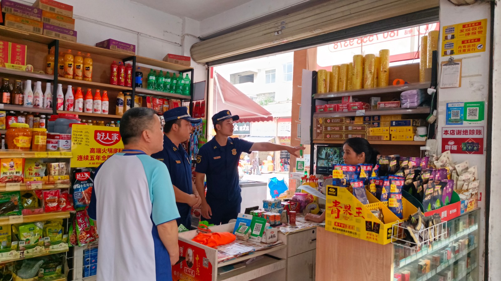 中方县消防救援大队深入辖区沿街门店开展消防安全宣传