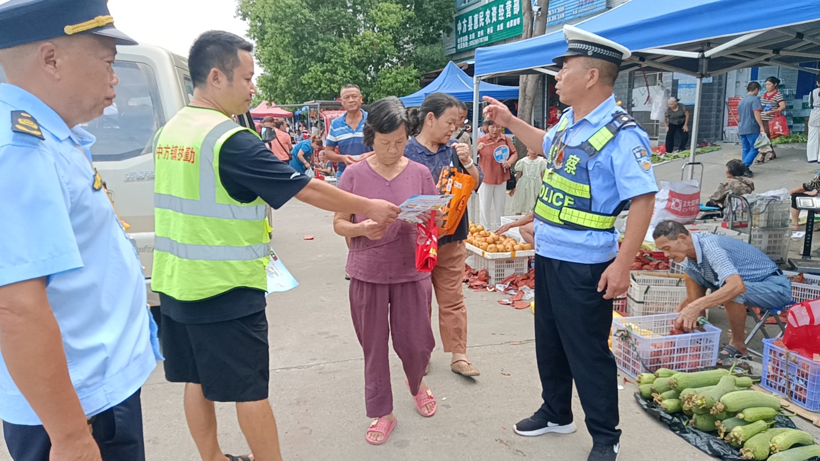 中方县中方镇赶集日开展交通道路劝导宣传
