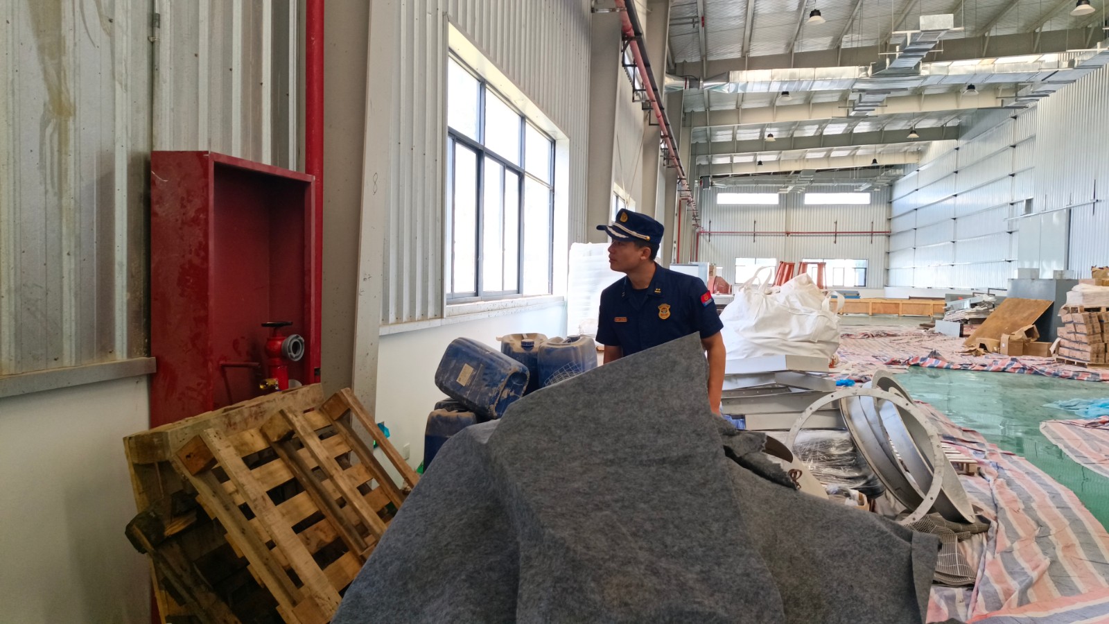 中方县消防救援大队联合怀化高新区前往全球湘商大会分会场开展消防安全检查