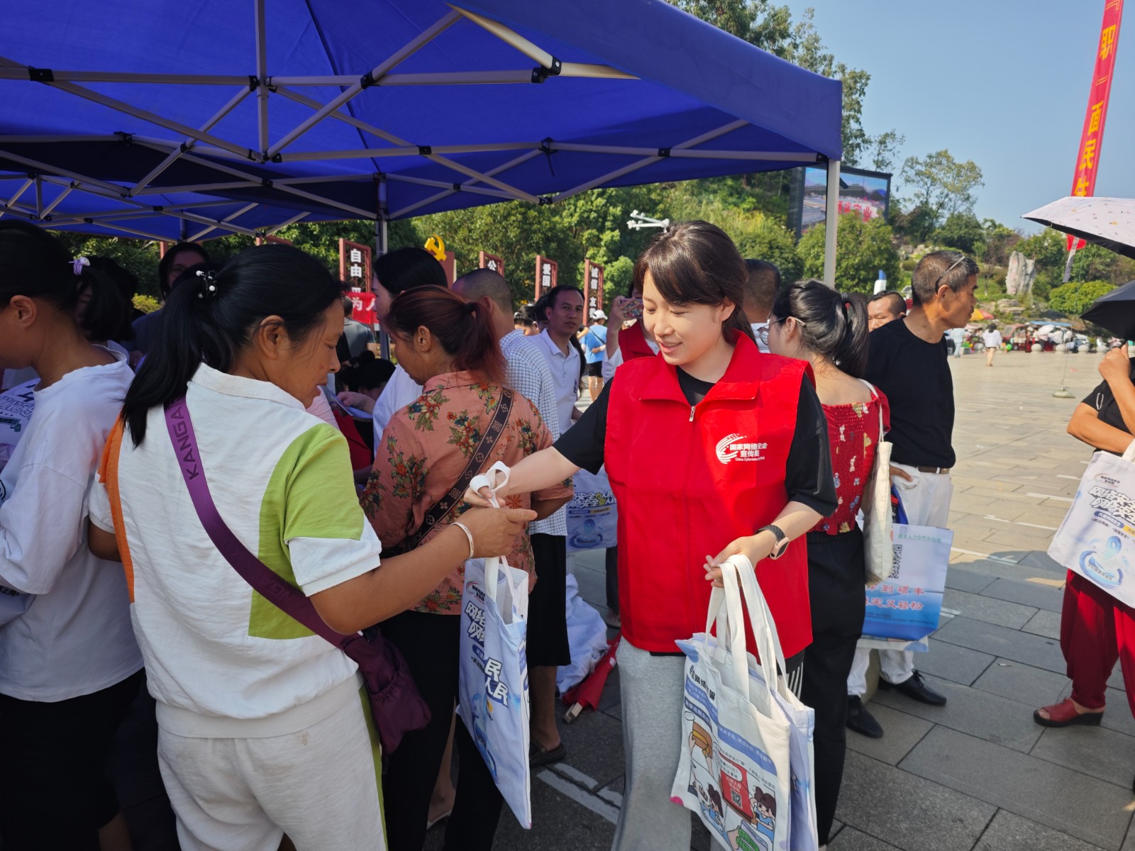 中方县中方镇：巧借招聘集市，开展网络安全宣传周活动