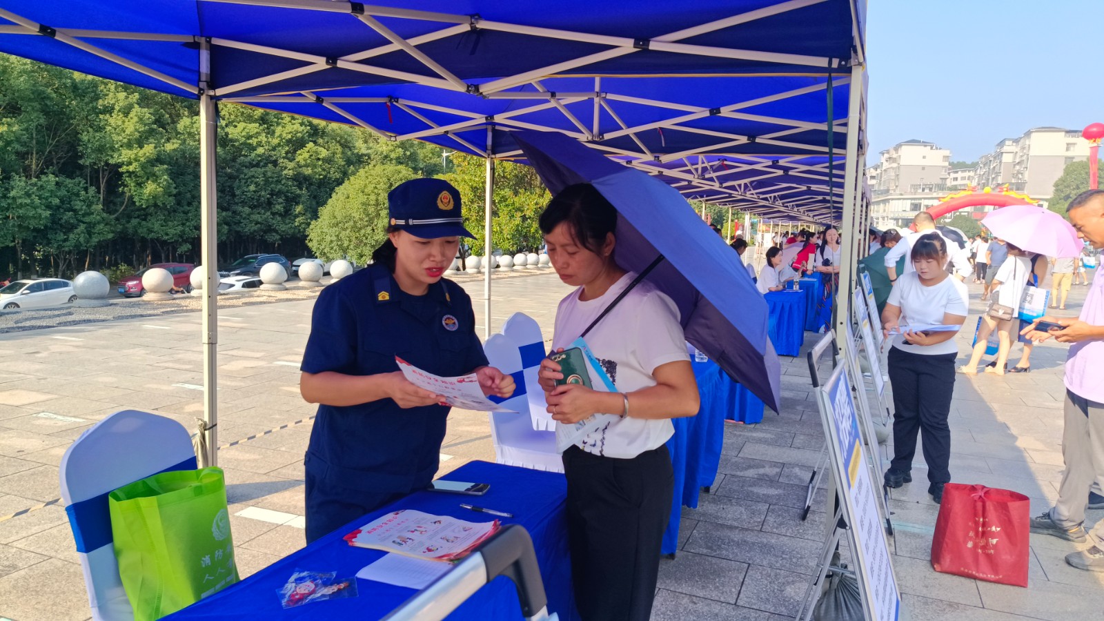 中方县消防救援大队走进招聘集市开展消防安全宣传