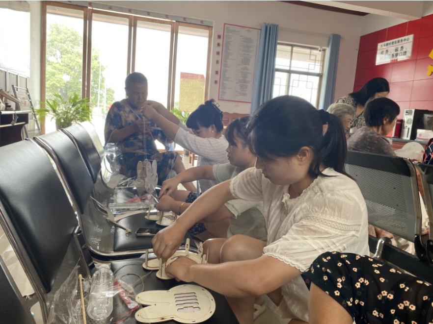 中方县花桥镇民政社工站开展“中秋团圆，情满社区”活动
