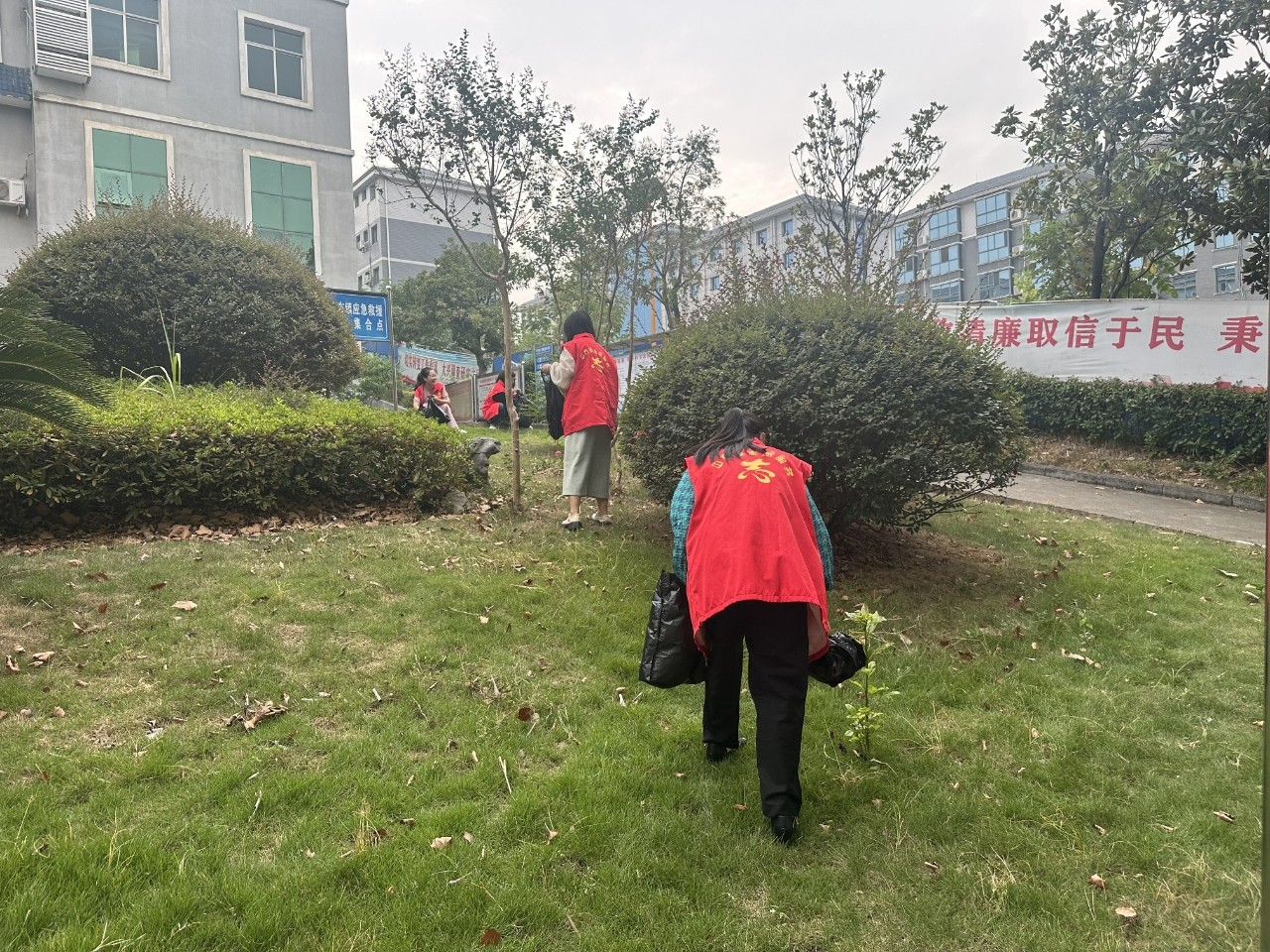 中方县中方镇：开展“喜迎国庆”环境卫生清扫活动