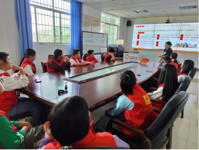 中方县志愿者协会组织雷锋青少年集中学习党的二十届三中全会精神