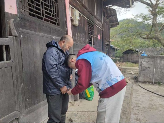 中方县新路河镇民政社工站：暖衣服务在行动 消防安全送到家