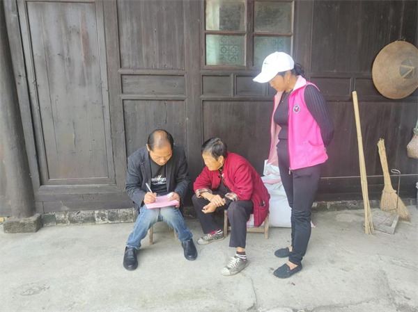 中方县桐木镇：“敲门行动”敲开群众心门，“桐”心协力筑牢安全防线