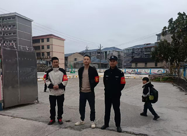 中方县桐木镇：站好“护学岗” 撑起“平安伞”