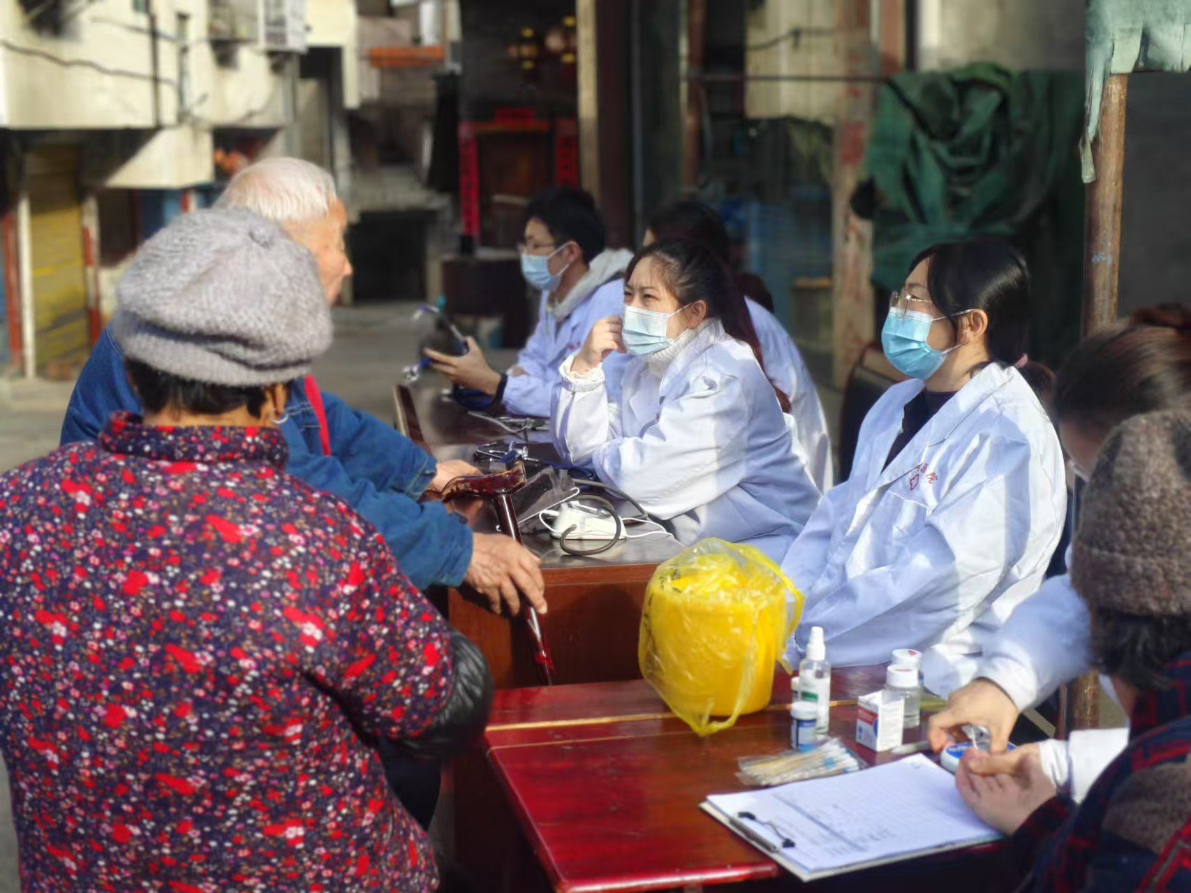 中方县铜湾镇民政社工站：开展“温暖银发，守护夕阳”爱心义诊活动