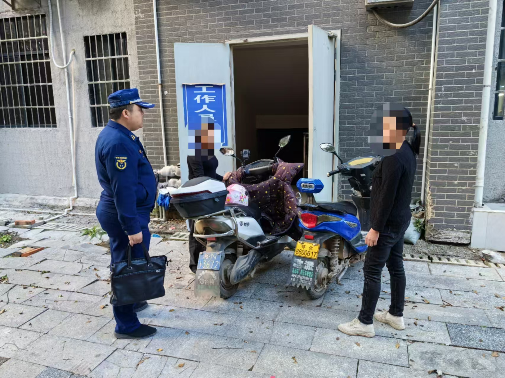 中方县消防救援大队“电动车违规停放被罚”隐患集中曝光（二）