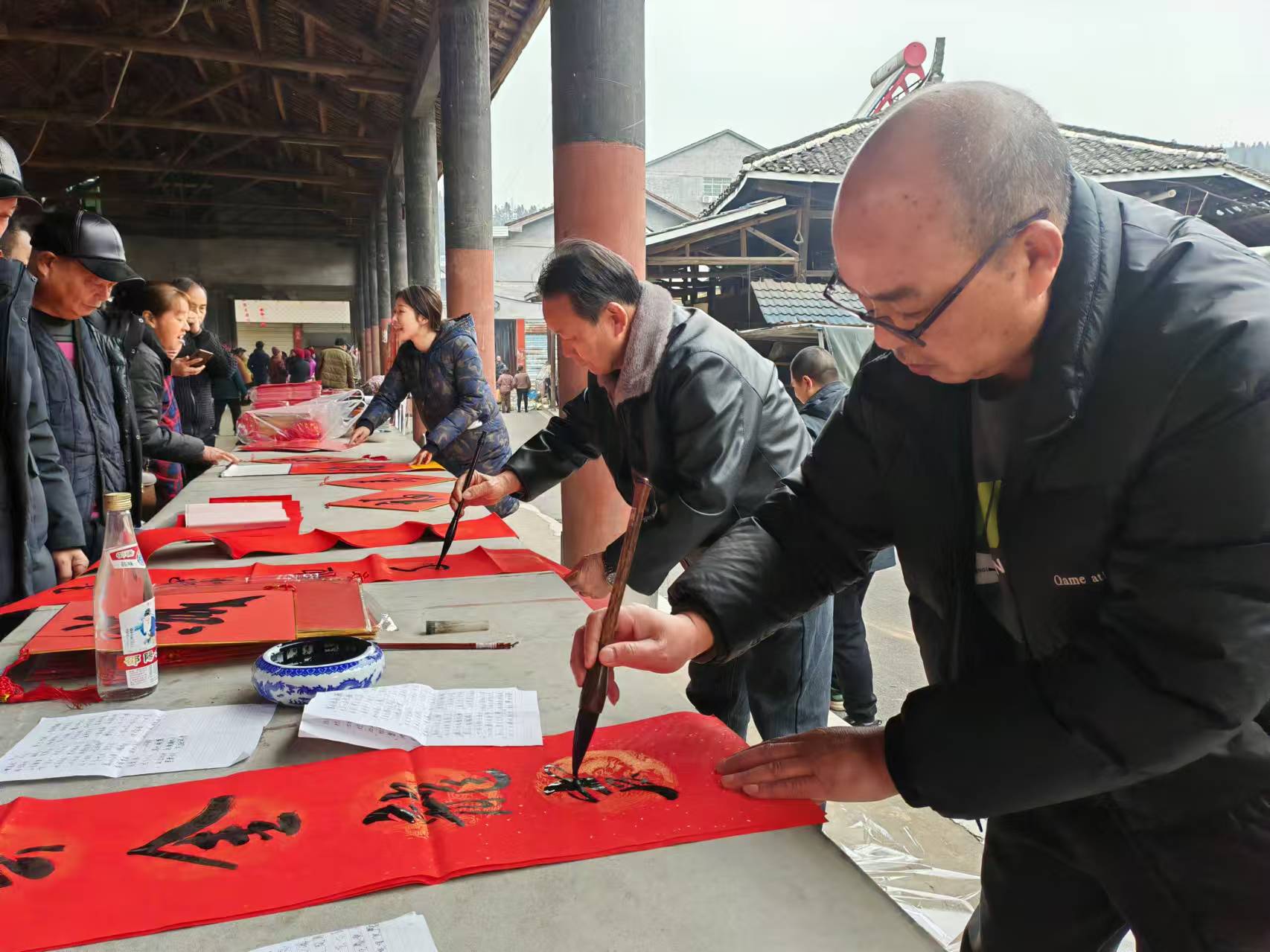中方县中方镇炉亭坳村：写对联、送对联、送戏下乡，共绘乡村振兴新画卷