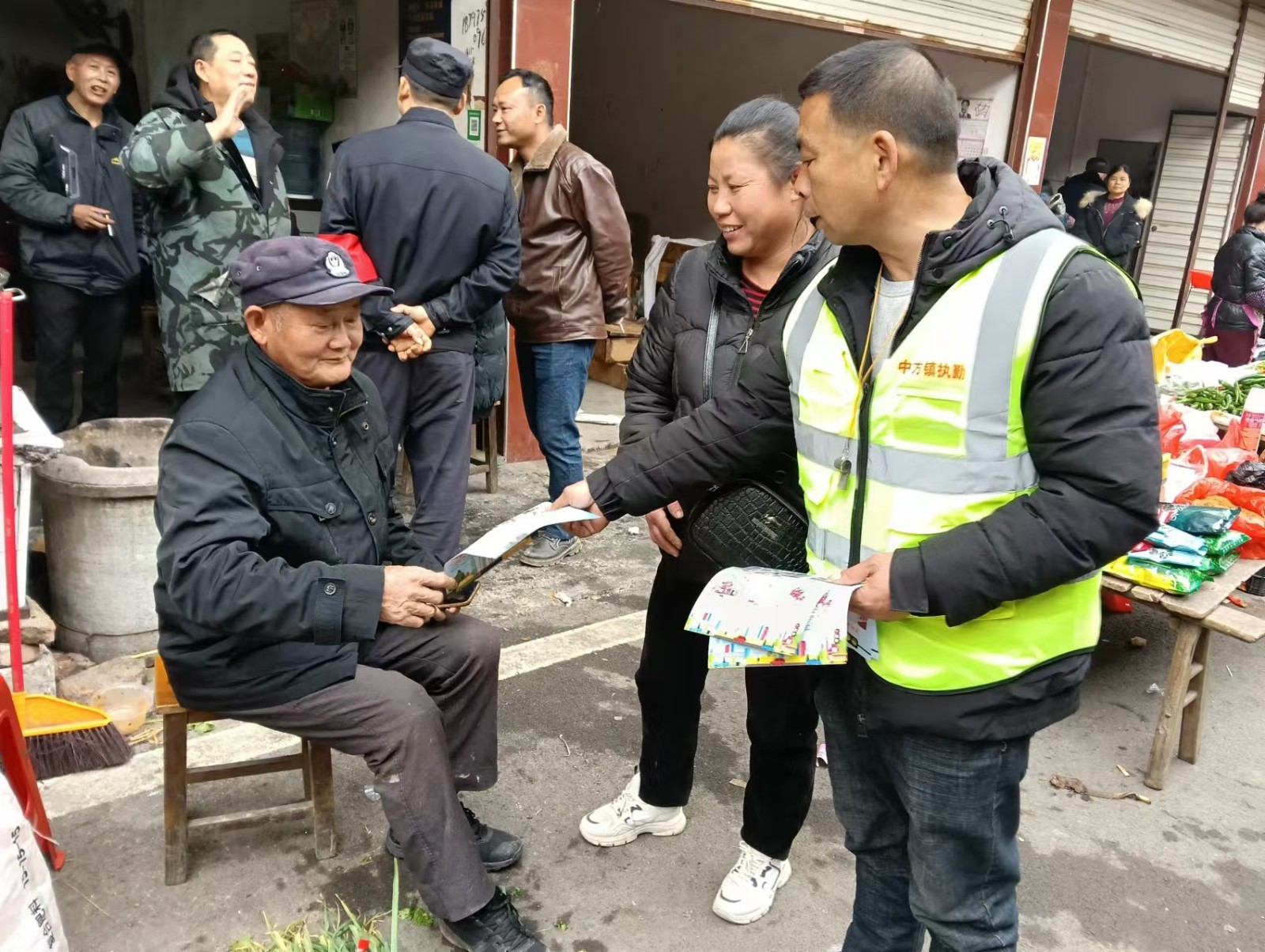 中方县中方镇：交通劝导不停歇 守护平安回家路