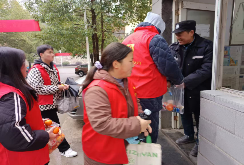 中方县志愿者协会开展 “青春新春行，暖情敬岗人” 活动，传递新春温暖