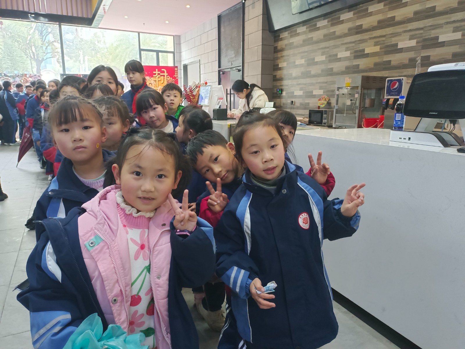 包场观影《哪吒2》，中方县芙蓉学校花式奖励优秀学生！