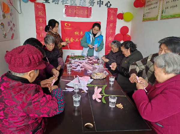 中方县桐木镇民政社工站：开展“情暖夕阳红”妇女主题活动