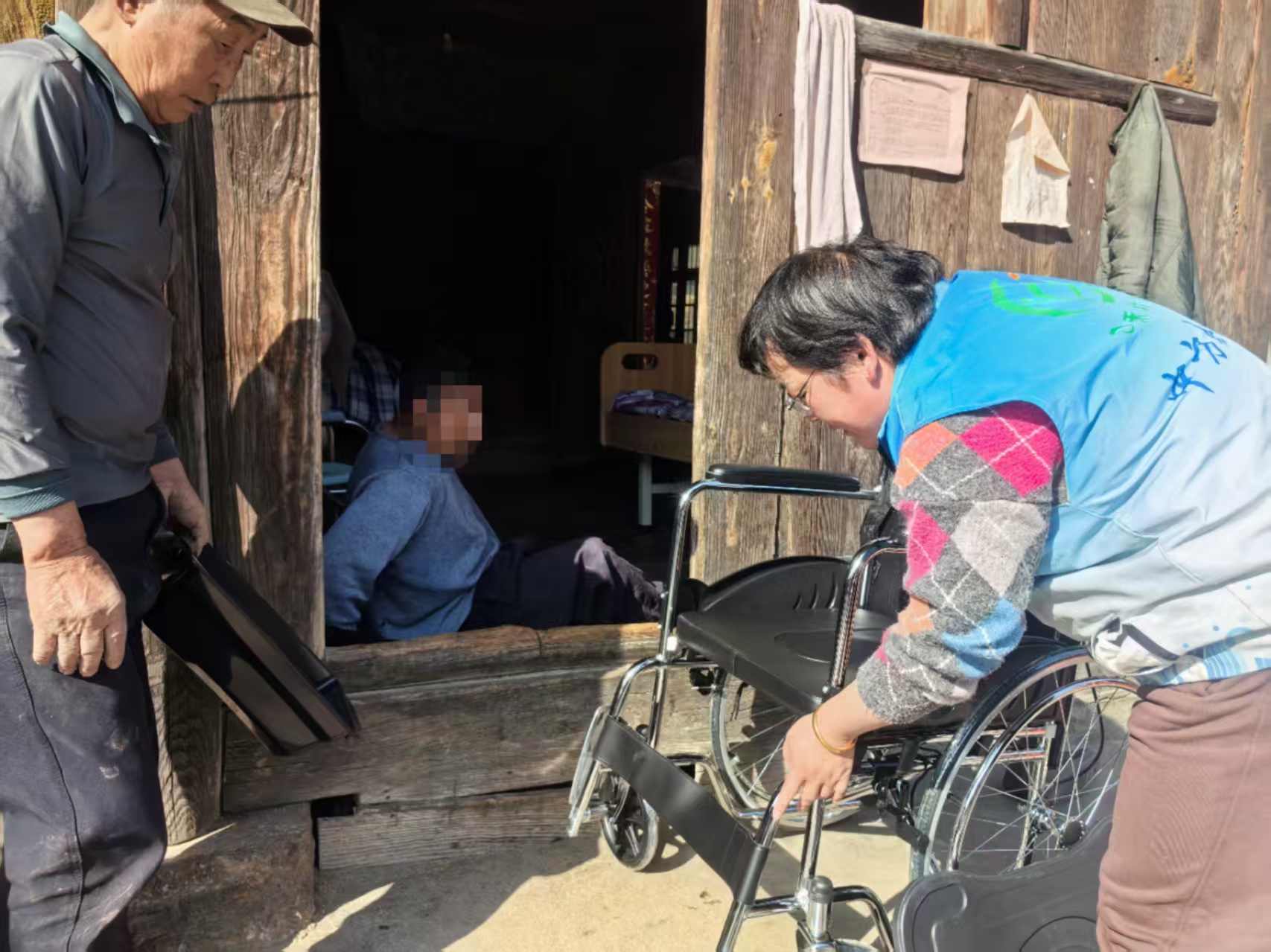 中方县新建镇民政社工站：轮椅送上门 情满五保户