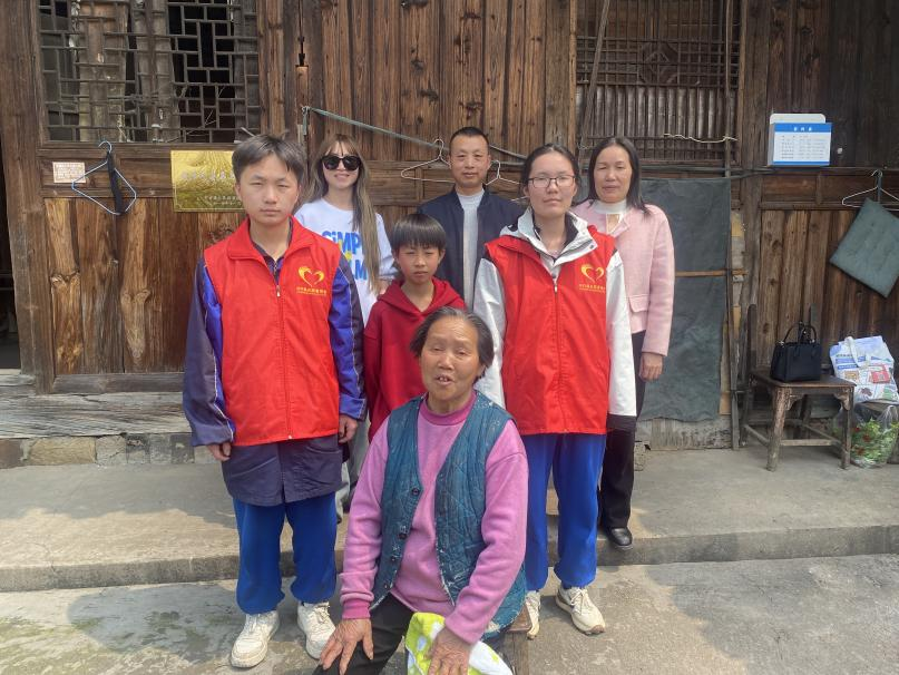 中方县中方镇民政社工站：“爱心敲门”情暖独居老人，传递温暖力量