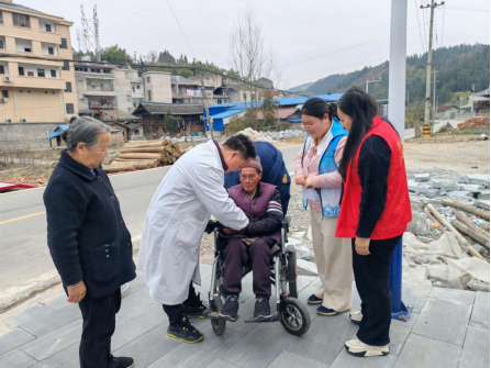 中方县接龙镇社工站：开展“医路相伴，情暖夕阳”志愿服务活动