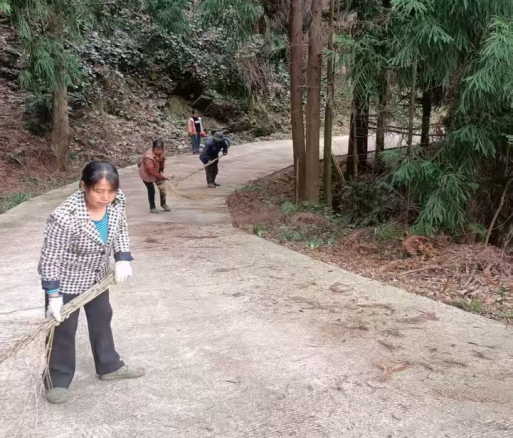 中方县蒿吉坪瑶族乡：爱国卫生月“扮靓”乡村颜值，推动人居环境大升级