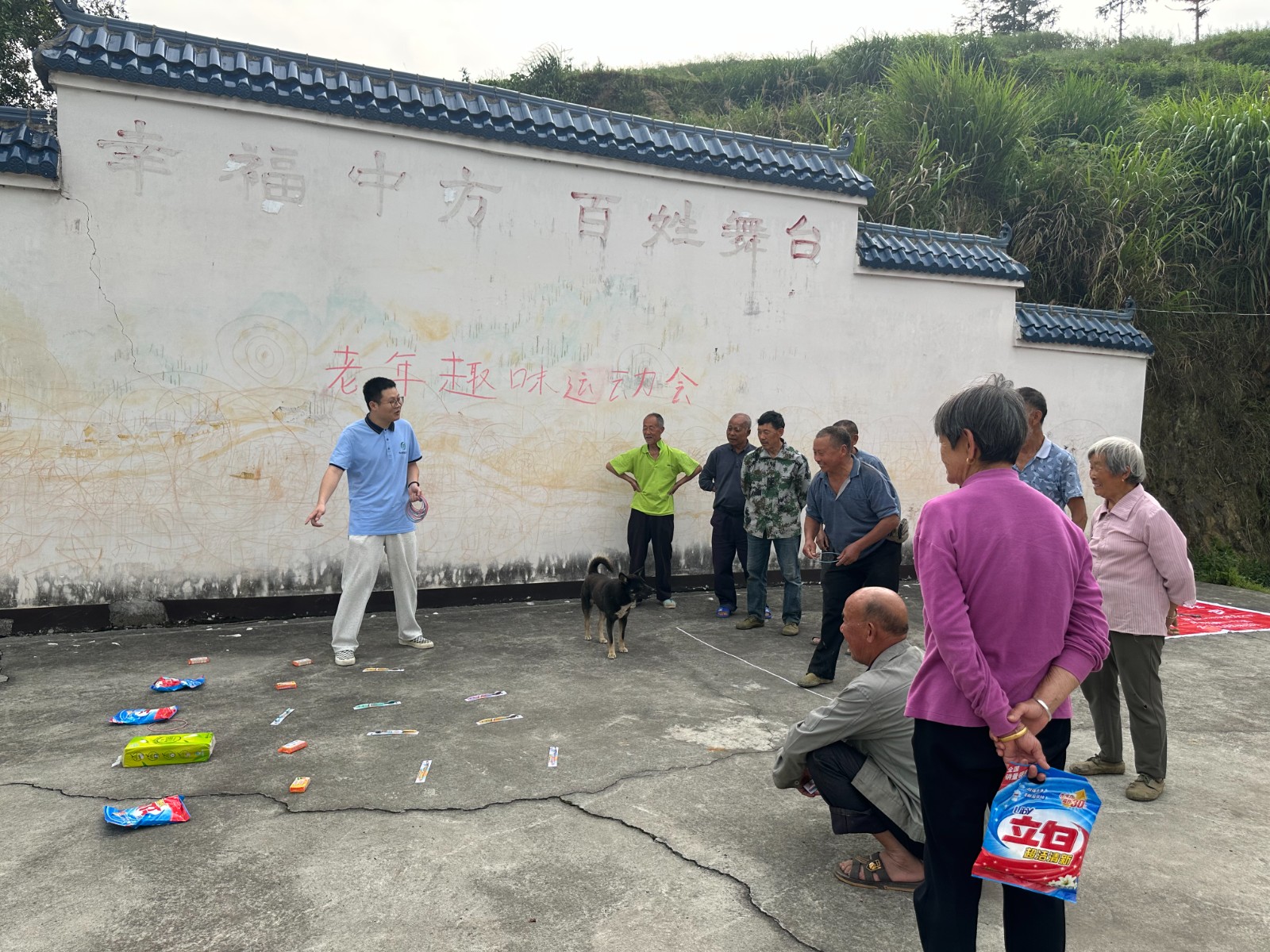 中方县新路河镇民政社工站： 开展老年人“趣味运动会”