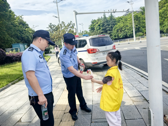 中方县：雷锋青少年慰问劳动者