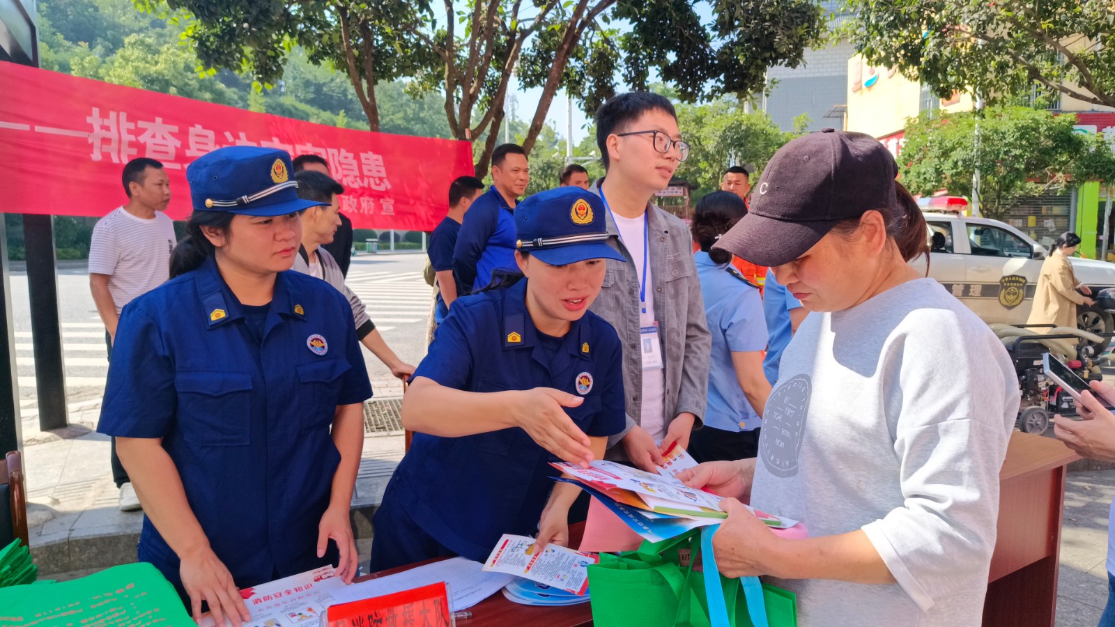 中方县消防救援大队开展第十七个全国防灾减灾日宣传活动