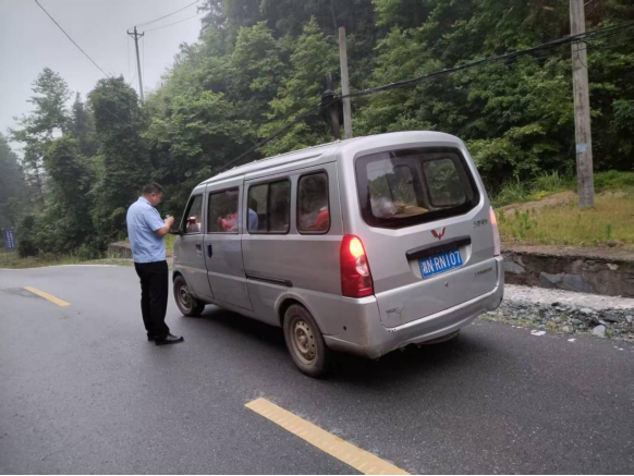 中方县蒿吉坪瑶族乡开展赶集日交通安全综合整治行动 筑牢农村道路安全防线